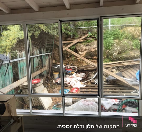 חלון אלומיניום עם מסגרת לבנה